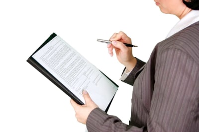 prvni-dojem_uo0fkg žena s dotazníkem