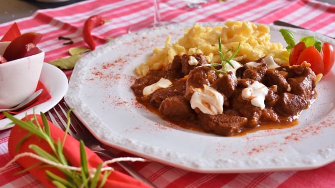 sojovy-gulas-s-testovinami