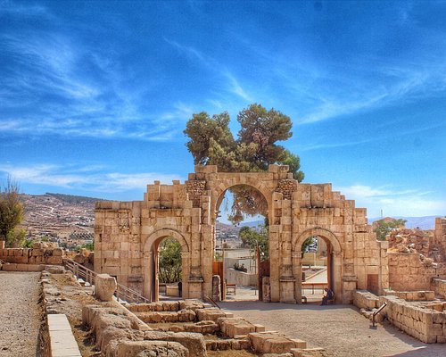 Jerash Ruins (Gerasa) — Roman City Walk: Hadrian’s Arch, Oval Plaza + Colonnaded Street (Ticketed Entry)