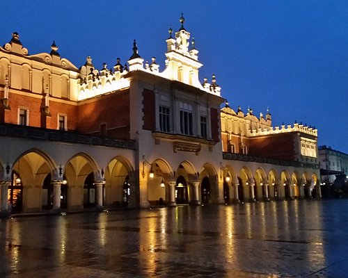 Rynek Główny (Main Market Square), Kraków — UNESCO Old Town Heart: Cloth Hall (Sukiennice) + St. Mary’s Basilica Area (Free Entry)