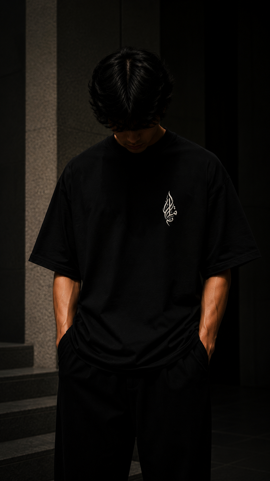 T-shirt Oversize Essential Noir porté de face avec logo calligraphique Alasma brodé