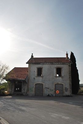 Futur atelier du sculpteur Félix Valdelièvre : l'ancienne gare Sncf du village de Cases de Pène