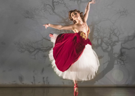 Ashley Shaw in Matthew Bourne’s production of “The Red Shoes.” “The Red Shoes” will be presented by Center Theatre Group and Glorya Kaufman Presents Dance at The Music Center at the Ahmanson Theatre September 15 through October 1, 2017. For season tickets and information, please visit CenterTheatreGroup.org or call (213) 972-4444. Press Contact: CTGMedia@CTGLA.org / (213) 972-7376. Photo by Johan Persson.