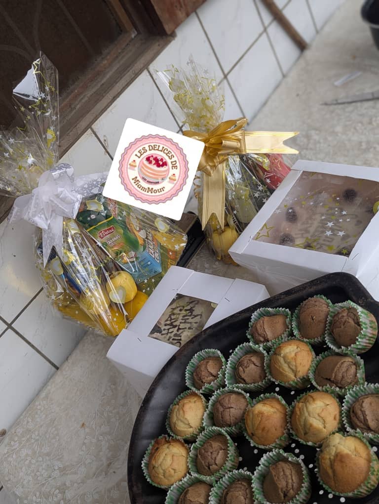 Confection de bouquet d'argent et panier surprise
