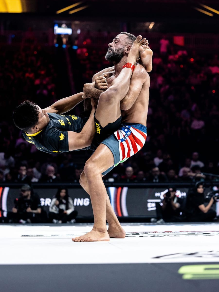 Adultes en sparring debout lors d'un cours de Jiu-Jitsu Brésilien au Camp des Loups