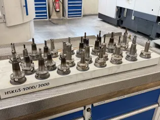 30 Stk. HSK-A63 Werkzeugaufnahmen mit Werkzeugen