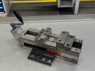 Machine vise