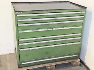 Schubladenschrank mit Inhalt