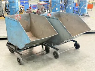 2 tipping containers