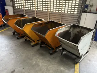 4 tipping containers