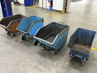 4 tipping containers