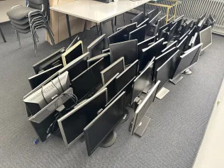 55 Bildschirme/ Monitore