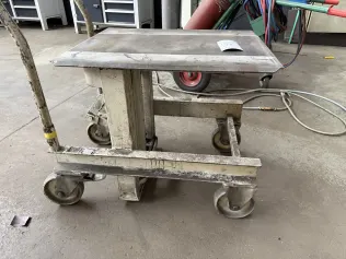 Scissor lift table