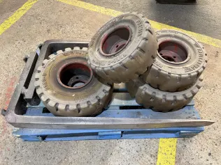 TRELLEBORG Gabelstapler Reifen + Gabel