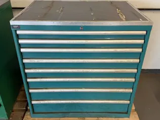 Schubladenschrank mit Inhalt
