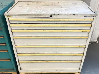 Schubladenschrank mit Inhalt