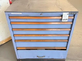 Schubladenschrank mit Inhalt