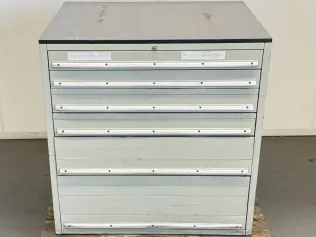 Schubladenschrank mit Inhalt