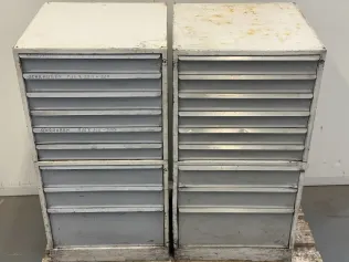 2 Schubladenschränke mit Inhalt
