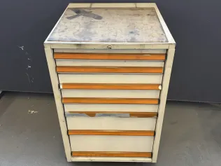 Schubladenschrank mit Inhalt