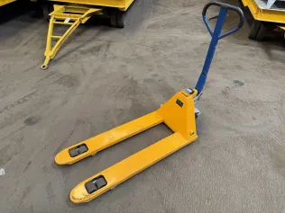 Pallet truck with integrated digital scale