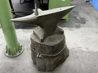 Schmiedeamboss mit Holzsockel