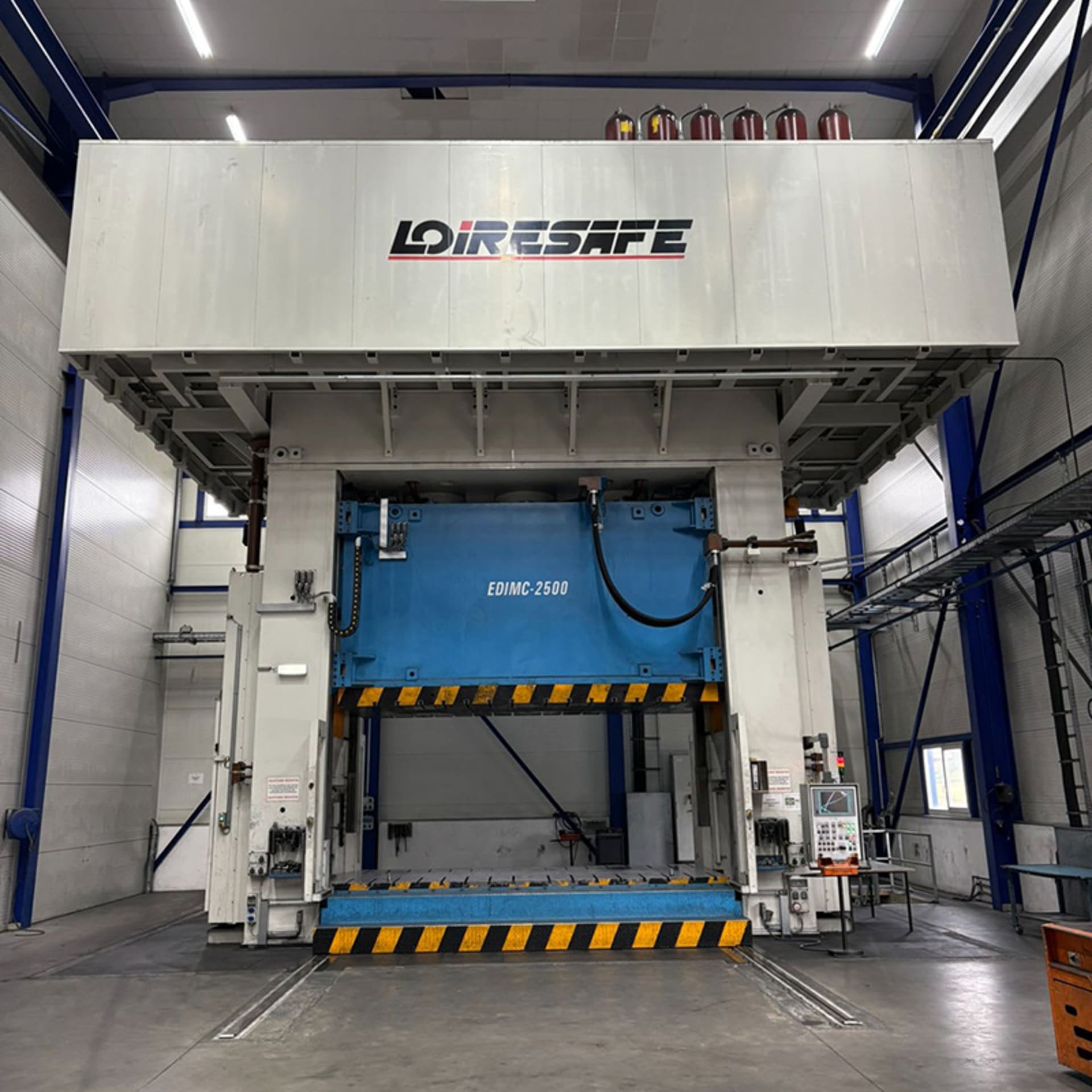 Front view of a LOIRE SAFE EDIMC 2500 hydraulic press with a blue ram and side-mounted control panel