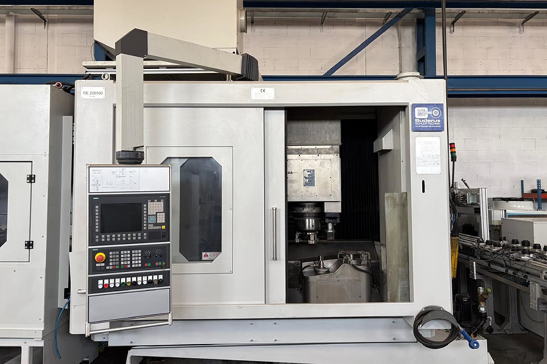 BUDERUS CNC 235 Schleif- und Bearbeitungssystem mit geöffnetem Arbeitsraum und Bedienpult an der linken Vorderseite