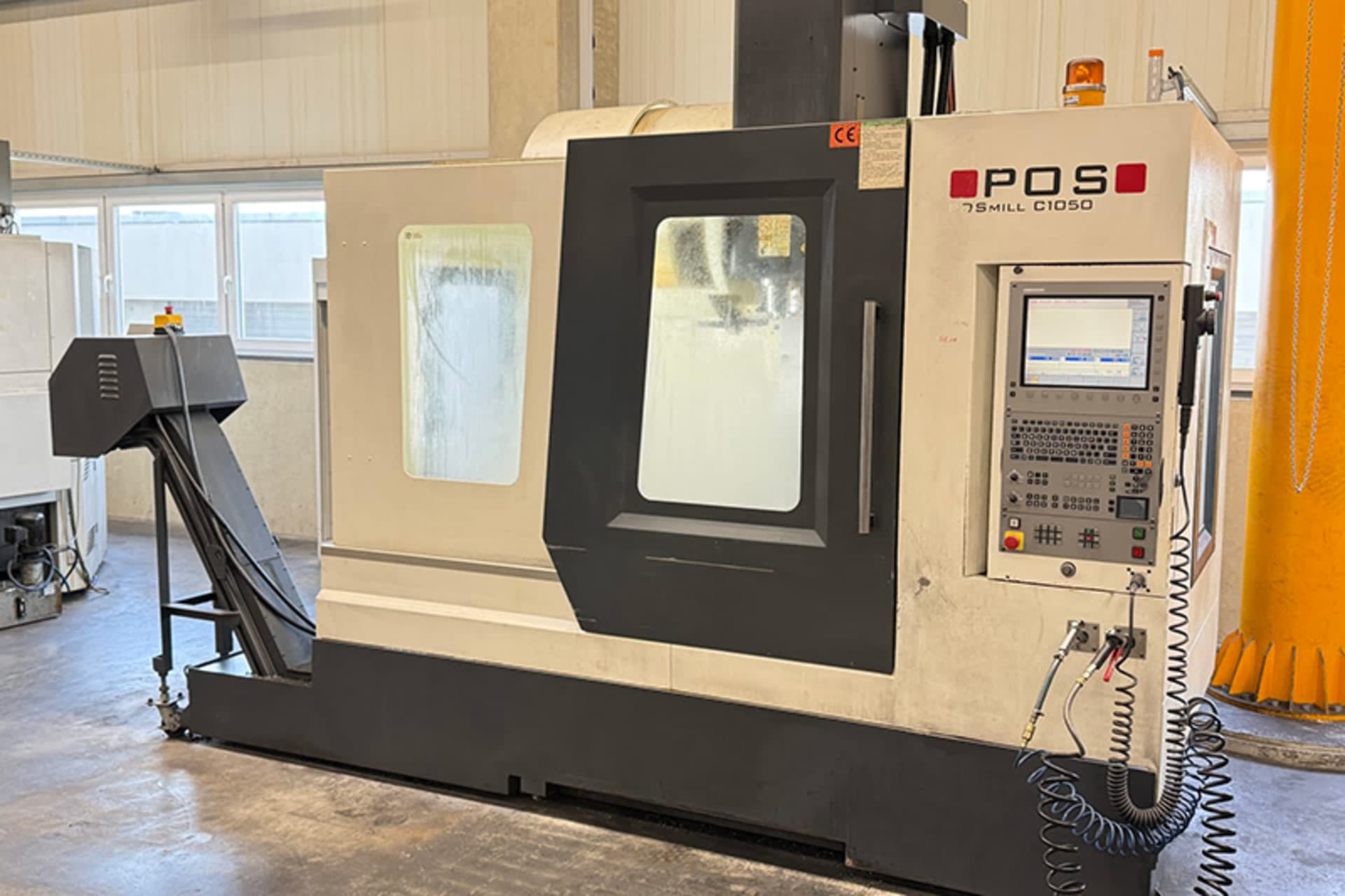 POS PosMill C1050 CNC-Fräsmaschine mit geschlossenen Schutztüren, Bedienpult rechts und Späneförderer links
