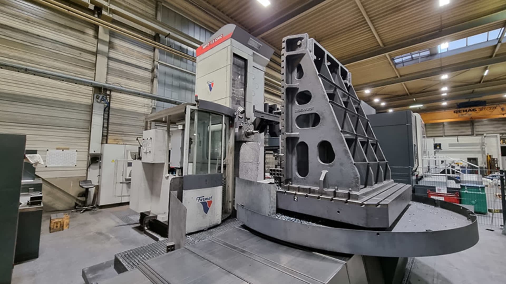 FERMAT WFT 13 CNC-Tischbohrwerk mit einem großen, auf dem Drehtisch aufgespannten Werkstück in einer Industriehalle