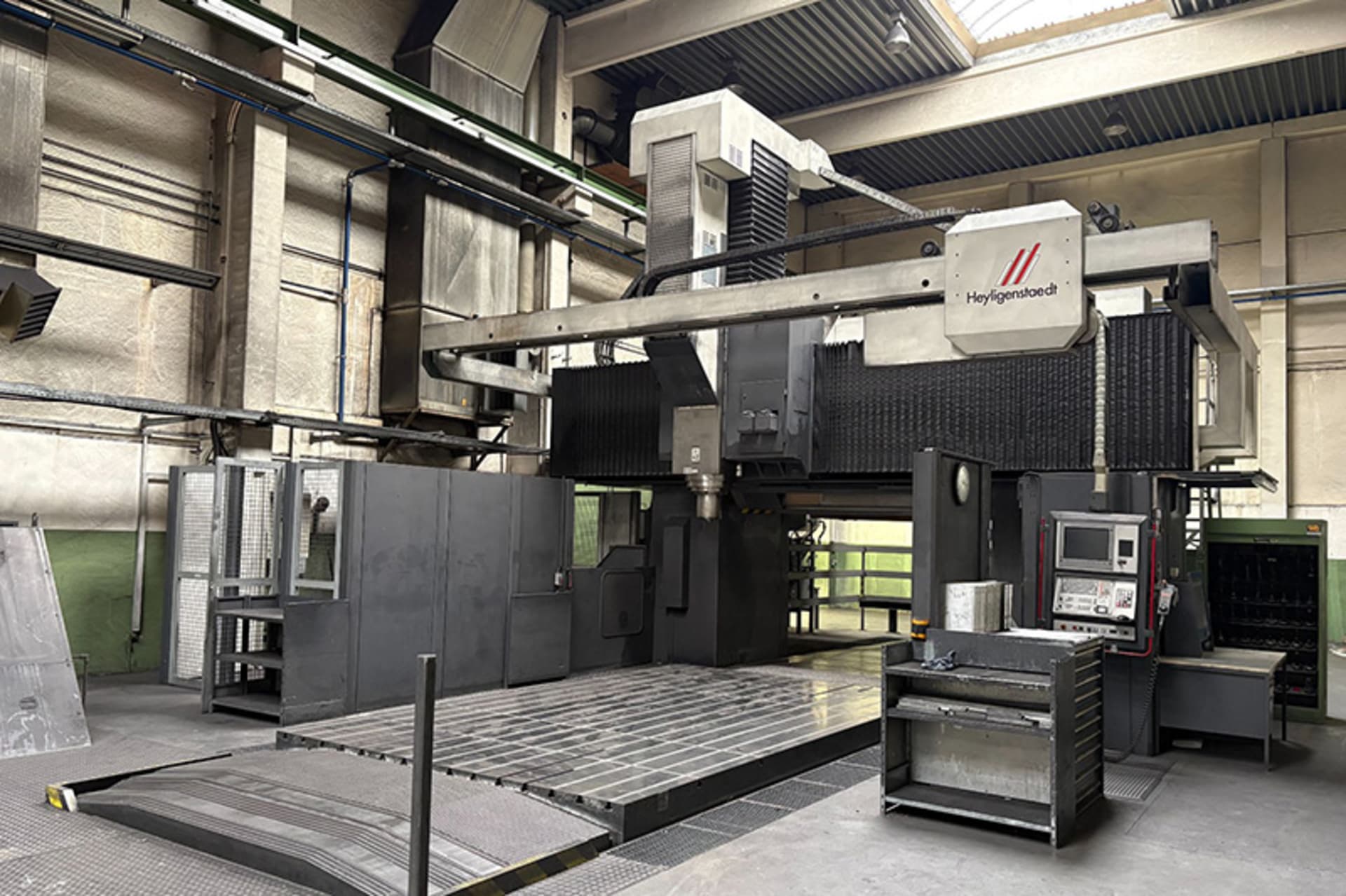 HEYLIGENSTAEDT Heynumill 3200-P mit Portalaufbau, großem T-Nutentisch und seitlichem CNC-Bedienpult