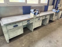 2 workbenches with vises - Image 1