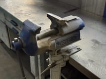 2 workbenches with vises - Image 4