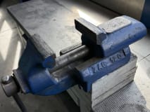 2 workbenches with vises - Image 11