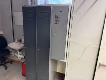 Lot of 5 Metal Cabinets / Lockers - Image 4