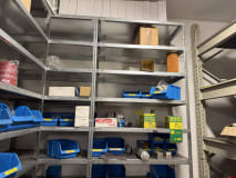 Regalanlage mit Ersatzteilen, Hydraulikkomponenten und Betriebsstoffen - Image 5