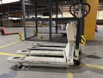 CROWN Hand Pallet Truck with scale - Image 5