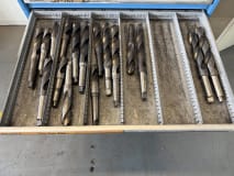 Drawer cabinet with tools - Image 29