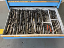 Drawer cabinet with tools - Image 52