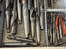 Drawer cabinet with tools - Image 56