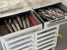 Schubladenschrank mit Spiralbohrern - Image 3
