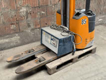 Electric high lift truck + charger - Image 2