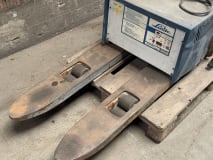 Electric high lift truck + charger - Image 3