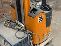Electric high lift truck + charger - Image 5