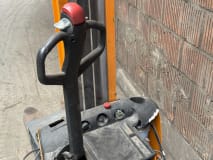 Electric high lift truck + charger - Image 7