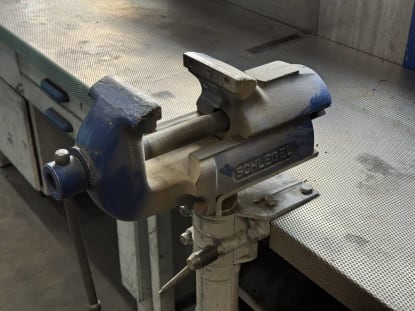 2 workbenches with vises - Image 4