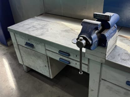 2 workbenches with vises - Image 10