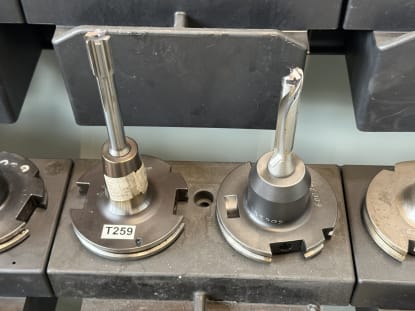 20 Stk. SK50 Werkzeugaufnahmen mit Werkzeugen - Image 6