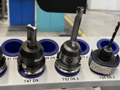 30 pcs. SK40 Tool Holders with Tools - Image 25