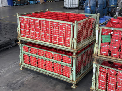 Lot of plastic boxes - Image 2